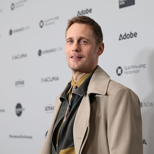 Alexander Skarsg&aring;rd Menukar Sepatu Bot &ldquo;Kinky&rdquo; dengan Flip-Flop yang Menggoda
