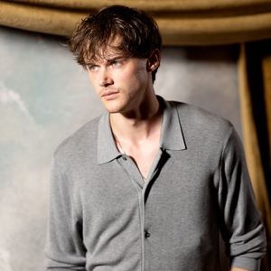 Bagaimana Christopher Briney Menghidupkan Conrad Fisher Menjadi Kekasih Fiksi Paling Ikonis di Layar Kaca?