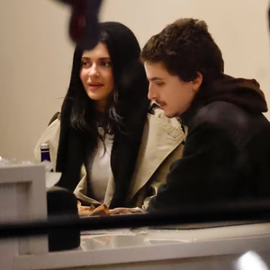 Kylie Jenner Kembali Mengenakan Head Scarf dan Mantel Panjang Cashmere