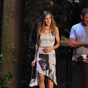 10 Penampilan Ikonis Carrie Bradshaw yang Mengukir Sejarah di Layar Kaca