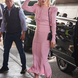 Lady Gaga Mengenakan Set Rajutan Merah Muda dan Sepatu Berbentuk Sabit di Milan