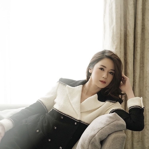 Tetap Tampil Modis di Rumah Saja Seperti Laura Basuki