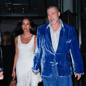 Brad Pitt Kenakan Jaket Beludru Saat Kencan dengan Ines de Ramon