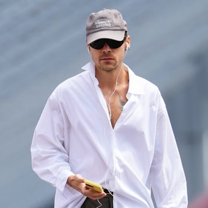 Harry Styles dan Topi &ldquo;Techno Is My Boyfriend&rdquo; Miliknya Terlihat di Berbagai Sudut New York