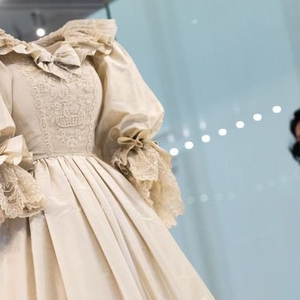 Gaun Pernikahan Ikonis Putri Diana Sekarang Sedang Dipajang di Istana Kensington