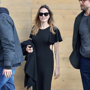 Angelina Jolie Tampil Menakjubkan dengan Gaun Maxi Hitam Cutout di Bagian Pinggang