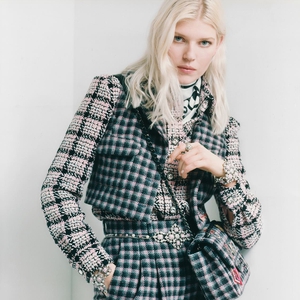 Gaya Parisian Punk Model Ola Rudnicka saat Kenakan Chanel Pre-Collection Musim Gugur/Dingin 2021/22