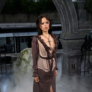 Jenna Ortega Terus Tampil dengan Busana Bernuansa Horor untuk Mempromosikan Serial Wednesday