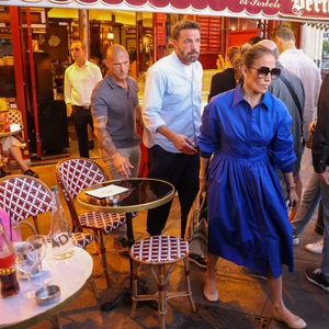 Dua Sepatu Berbeda yang Dikenakan Jennifer Lopez Dalam Waktu Kurang dari 24 Jam di Paris