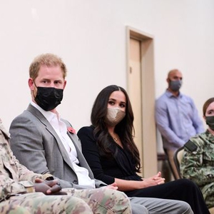 Pangeran Harry & Meghan Markle Mengunjungi Pangkalan Militer di Hari Veteran