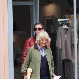 Gaya Off-Duty Ratu Camilla untuk Sesi Belanja Bersama Putri & Cucunya