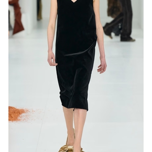 Tren Busana Pesta 2025: Dari Velvet Mewah hingga Siluet Minimalis