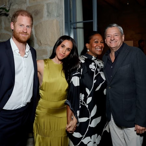 Duchess Meghan Mengikuti Tren Warna Chartreuse untuk Kunjungan Langka Bersama Pangeran Harry