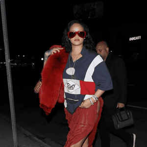 Rihanna Terus Memakai Warna Burgundy untuk Musim Gugur