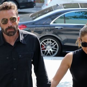 J.Lo dan Ben Affleck Kompak Pakai Busana Hitam Sleek untuk Kencan Berbelanja