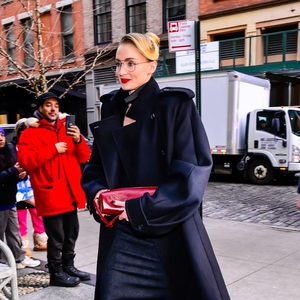 Sophie Turner Padukan Busana Berkonsep Bisnis dengan Nuansa Glamor Old Hollywood