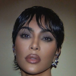 Kim Kardashian Kenakan Rancangan dari Maison Margiela yang Terinspirasi dari Era Reign of Terror