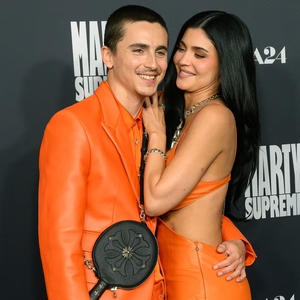 Kylie Jenner dan Timothée Chalamet Tampil Kompak di Kencan Karpet Merah Film Marty Supreme