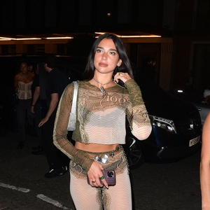 Dua Lipa Terlihat Kaya Raya Lewat Atasan Bermotif Uang dan Celana Pendek Biker