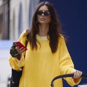 Emily Ratajkowski Terlihat Mengenakan Sweater Oversized Tanpa Celana dengan Sepatu Bot Koboi