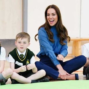 Kate Middleton Tampil dalam Busana Biru Monokrom ketika Berkunjung ke Skotlandia bersama Pangeran William
