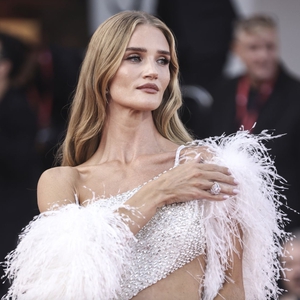 Rosie Huntington-Whiteley Memancarkan Keanggunan dengan Gaun Cut-out Penuh Keberanian saat di Festival Film Venesia