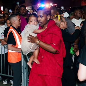 A$AP Rocky Ajak Putri Kecilnya yang Kenakan Busana dari Fendi ke Konser Jay-Z