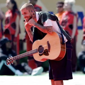 Justin Bieber Tunjukkan Dukungan untuk Komunitas Tunawisma di Los Angeles lewat Penampilan Kejutan yang Sederhana