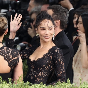 Zo&euml; Kravitz Menari Sambil Mengangkat Cincin Tunangannya di Malam Pembukaan Tur Harry Styles