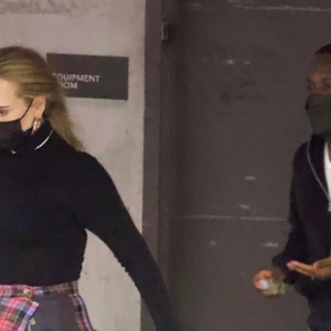 Adele Bergaya Punk dengan Rok Mini Kotak-Kotak Merah Muda