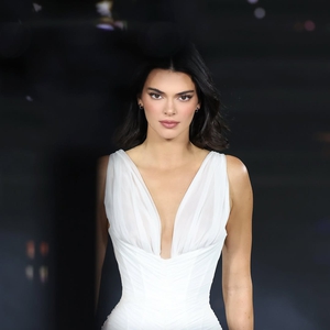 Kendall Jenner Tampil dalam Gaun Transparan Bergaya Surealis saat di Paris Fashion Week