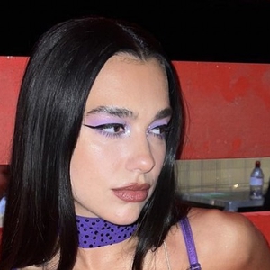Dua Lipa, Sang Ratu Disko Berpayet Ungu dan Stoking Fishnet