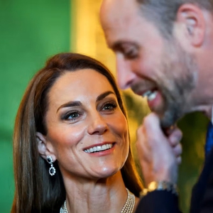 Pangeran William Menunjukkan Gestur Manis kepada Putri Kate saat Tugas Kerajaan