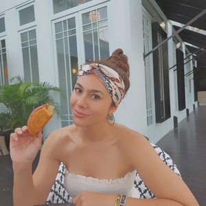 Wulan Guritno Tampilkan Lagi Gaya Khas Remaja dengan Bandeau Putih