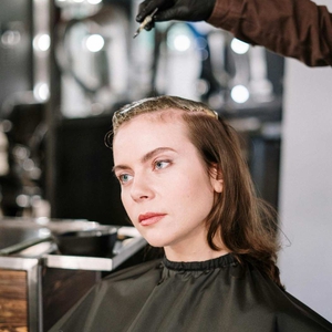 Warna Rambut yang Bikin Wajah Tampak Cerah dan Segar Sepanjang Hari