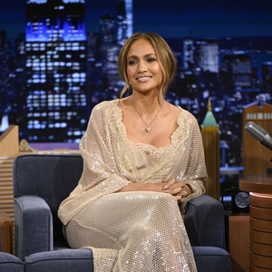 Jennifer Lopez Terlihat Berkilau dalam Gaun Jaring Emas di The Tonight Show