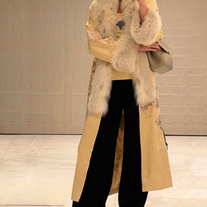 Kendall Jenner Tampak Begitu Nyaman dalam Mantel Butter Yellow Berhias Bulu dari Conner Ives