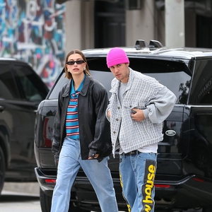 Hailey dan Justin Bieber Tampil dengan Baggy Jeans yang Serasi