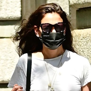Katie Holmes Tampil dengan Rok Denim Bergaya Tahun '90-an ketika Berjalan-Jalan di Kota New York