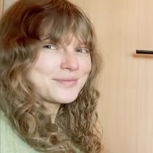 Taylor Swift Kembali Tampil dengan Rambut Keriting khas Era Debutnya