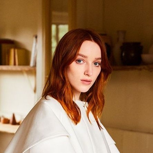 Phoebe Dynevor dari Bridgerton Bagi Cerita Tentang Perjalannya Menuju Ketenaran