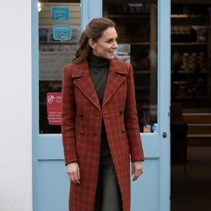 Princess Kate Memberi Aksen Merah pada Tampilan Netral Bergaya &rsquo;60-an