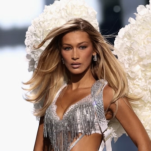 Bella Hadid Mengenakan Gaun Pelangi Transparan yang Berkilau di Acara Orebella