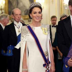 Foto - Foto Momen Putri Kate Mengenakan Tiara 