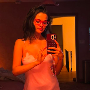 Selena Gomez Tunjukkan Gaya Glamor untuk Malam Santai di Rumah