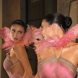 Kylie Jenner Tampil dengan Gaun Pesta Bergaya Kabaret yang Seksi & Penuh Bulu