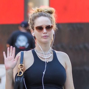 Jennifer Lawrence Membawa Buah Hati Dalam Perutnya Berjalan-jalan