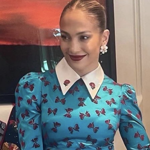 Lihat Penampilan Meriah J.Lo saat Menjamu Makan Malam di Hari Natal