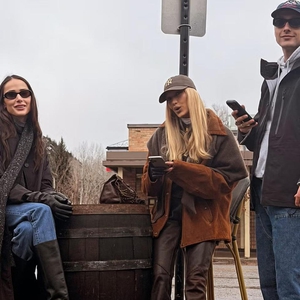 Bella Hadid Bawa Gaya Western ke Aspen dengan Celana Kulit Lace-Up dan Sepatu Cowboy