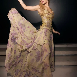 Ariana Grande Tampil ala Glinda dalam Gaun Vintage Elie Saab untuk Promo Wicked: For Good